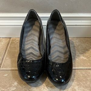 💥4 for $25💥 Avon "Crocodile" pumps